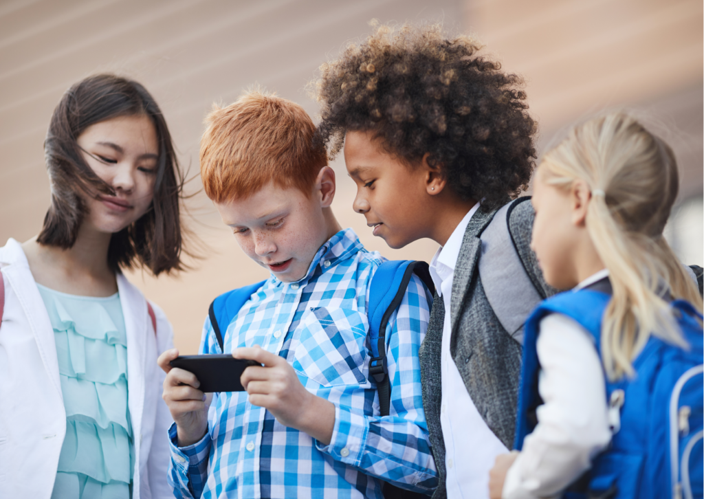 Propagande et propagation: des enfants lisent un message sur un smartphone