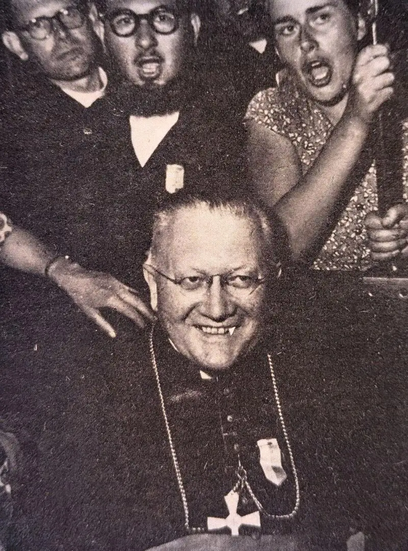 Le-Cardinal-Feltin-avec-des-jeunes-en-1952